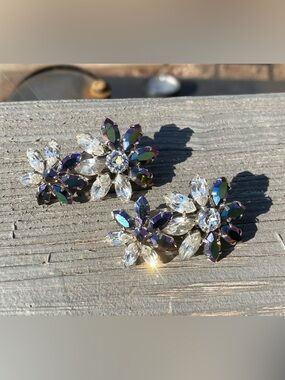 Vintage Beauties ✨🪩🌟 Crystal Flower Clip on Earrings with Iridescent Accents